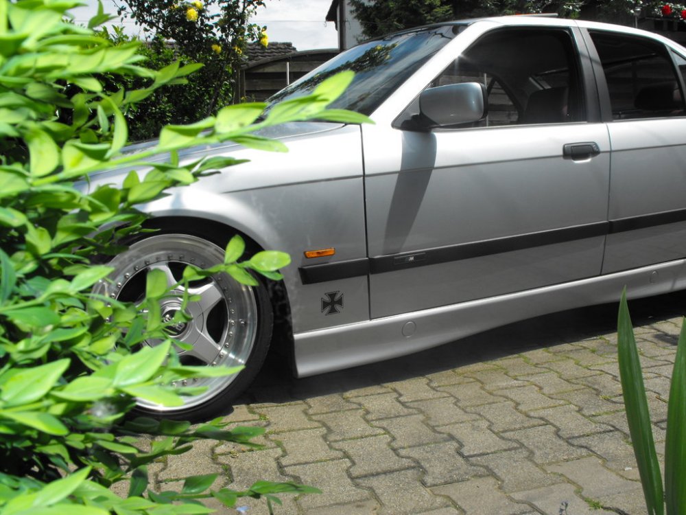 ---------> It follows the OEM Style - 3er BMW - E36