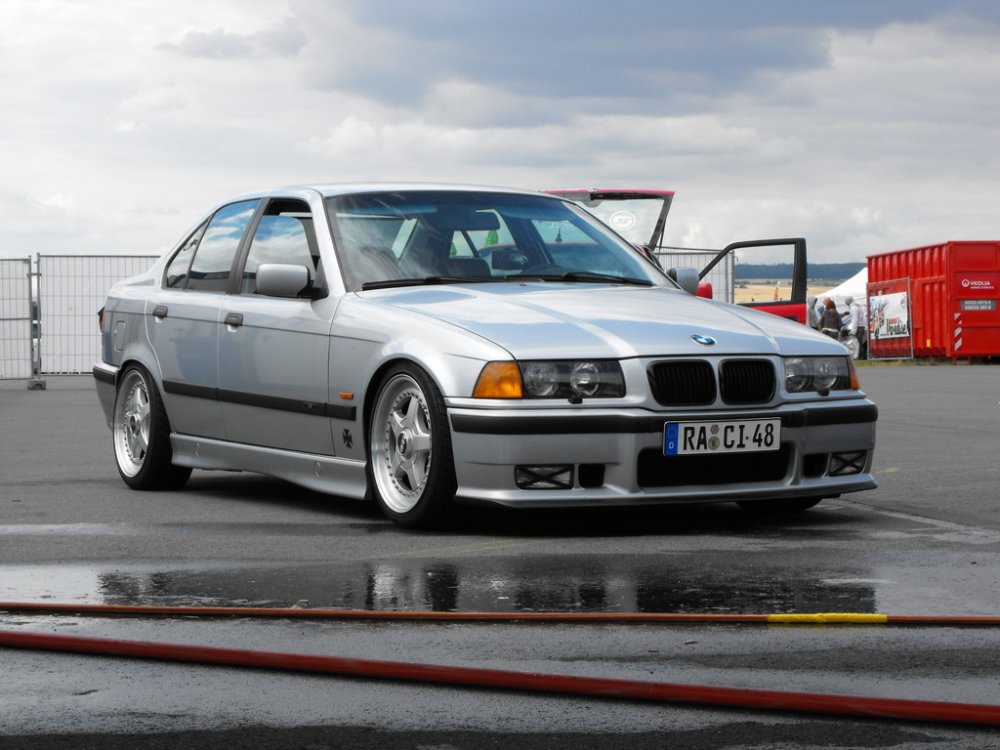 ---------> It follows the OEM Style - 3er BMW - E36