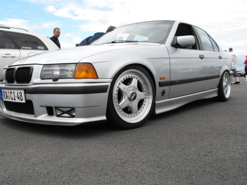 ---------> It follows the OEM Style - 3er BMW - E36