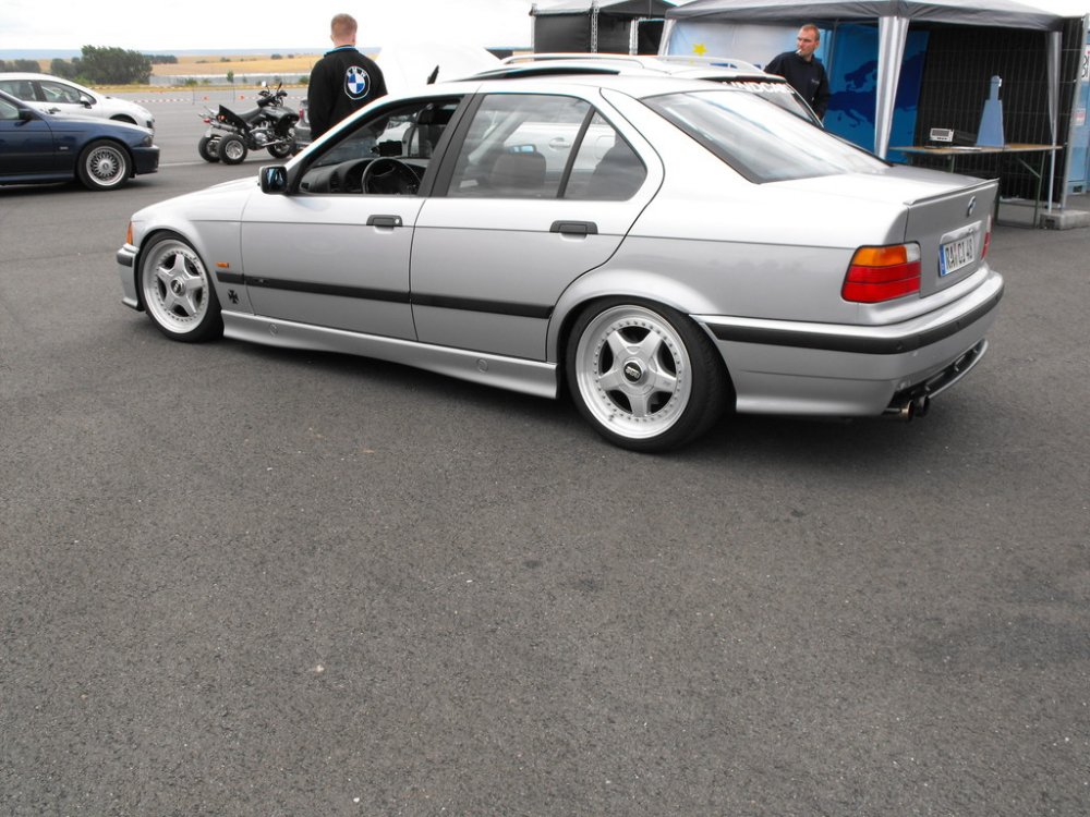 ---------> It follows the OEM Style - 3er BMW - E36