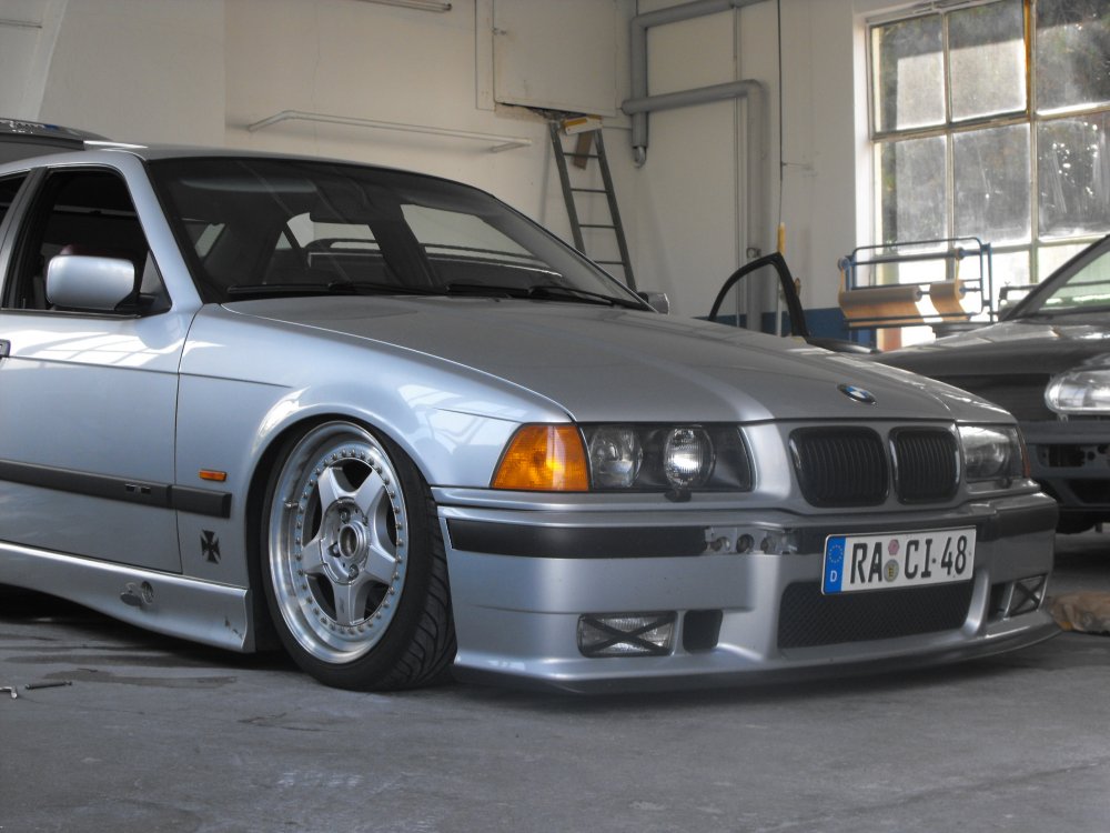 ---------> It follows the OEM Style - 3er BMW - E36