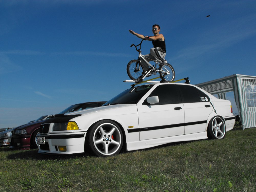 ---------> It follows the OEM Style - 3er BMW - E36