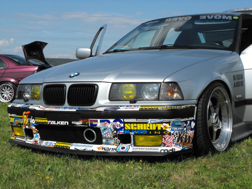 ---------> It follows the OEM Style - 3er BMW - E36