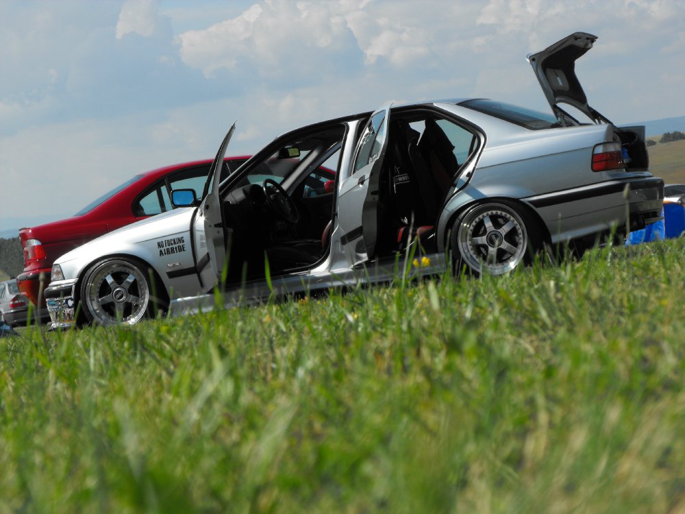 ---------> It follows the OEM Style - 3er BMW - E36