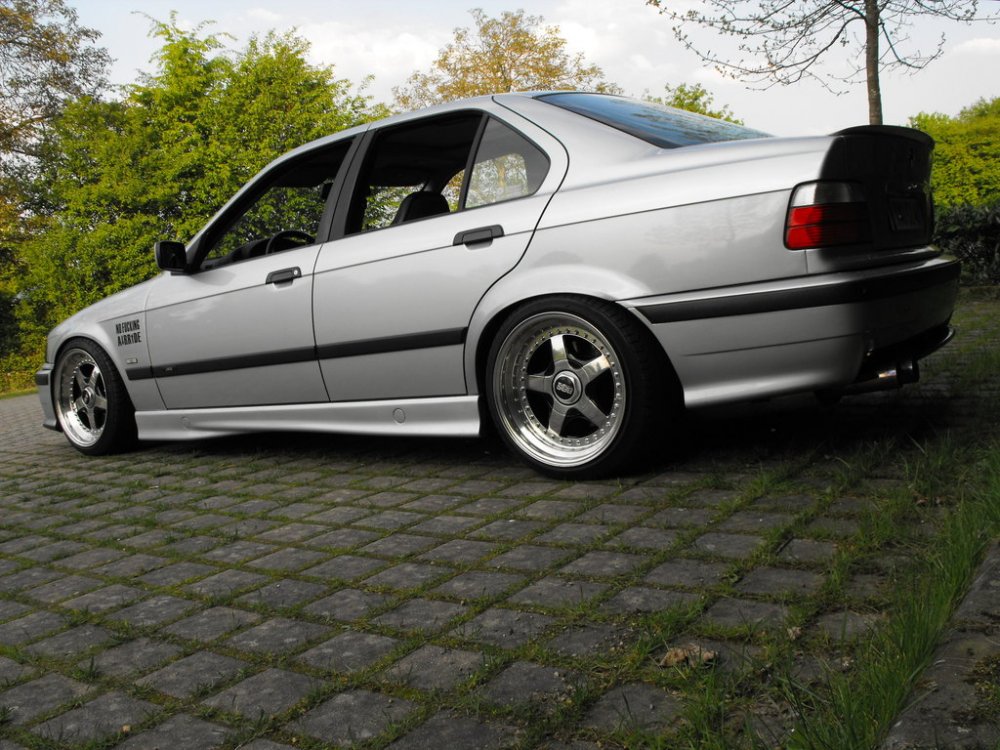 ---------> It follows the OEM Style - 3er BMW - E36