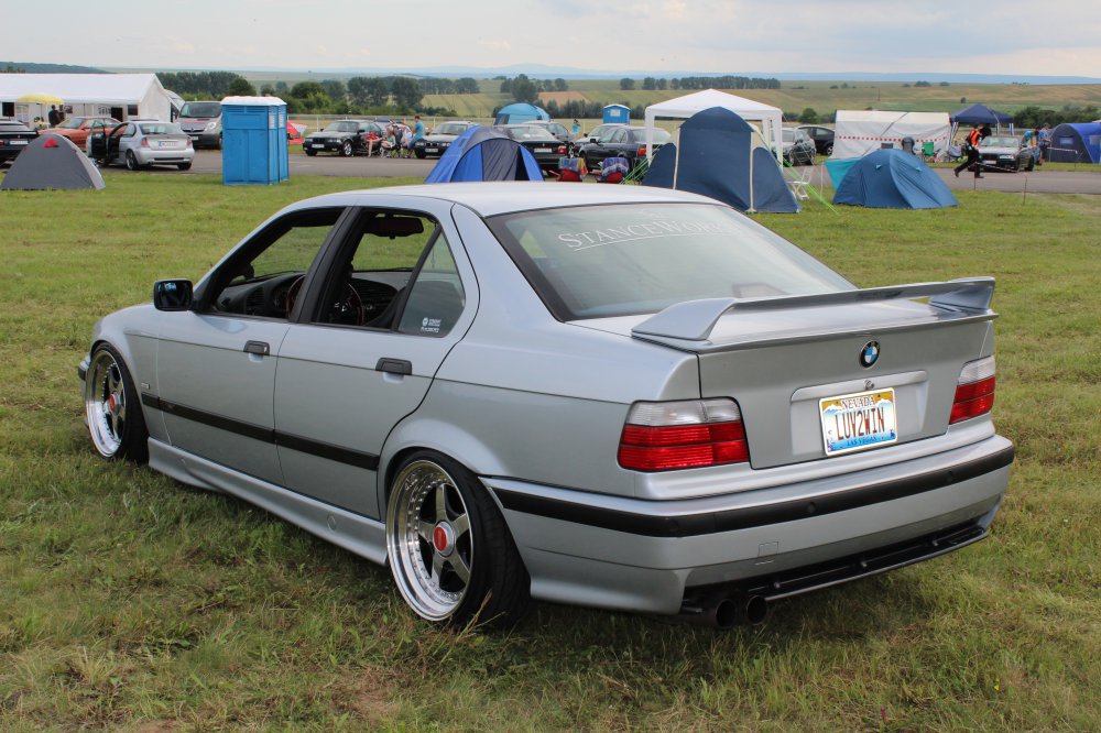 ---------> It follows the OEM Style - 3er BMW - E36