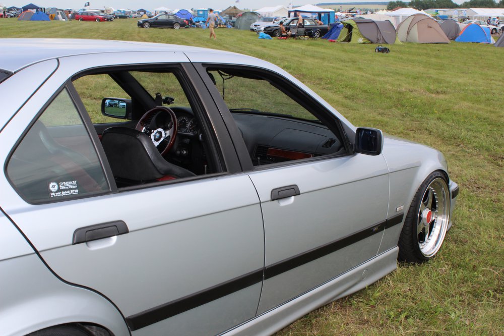 ---------> It follows the OEM Style - 3er BMW - E36