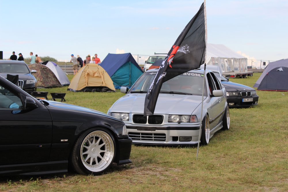 ---------> It follows the OEM Style - 3er BMW - E36