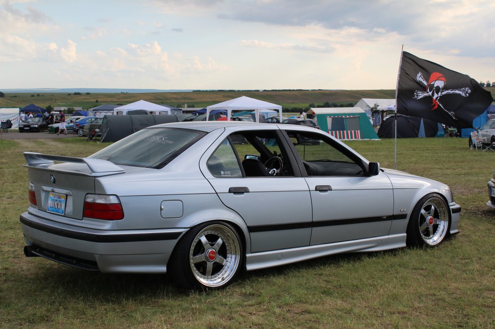 ---------> It follows the OEM Style - 3er BMW - E36