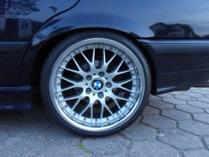 BMW Kreuzspeiche 42 Felge in 9.5x18 ET 25 mit Falken FK 452 Reifen in 225/35/18 montiert hinten und mit folgenden Nacharbeiten am Radlauf: gebrdelt und gezogen Hier auf einem 3er BMW E36 325i (Limousine) Details zum Fahrzeug / Besitzer
