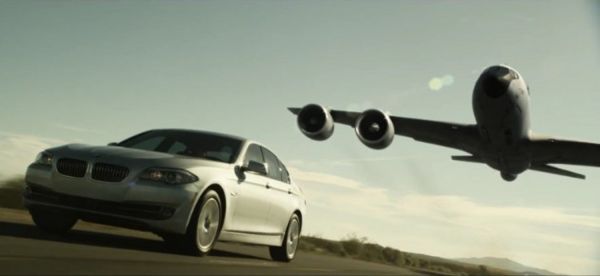 BMW-News-Blog: TV-Werbung: BMW 5er F10 wird von Flugzeug betankt - BMW-Syndikat