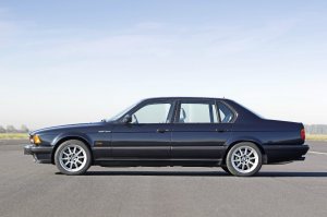BMW-News-Blog: 25_Jahre_BMW_750i__Das_edelste_Zwoelfzylindertriebwerk_in_der_Automobilgeschichte