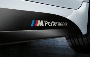 BMW-News-Blog: Video-News: Tim Schrick testet und erklrt das BMW M Performance Alcantara Lenkrad mit Race-Display