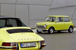 BMW-News-Blog: Forever young: Der classic Mini gratuliert dem Porsche 911 zum 50. Geburtstag