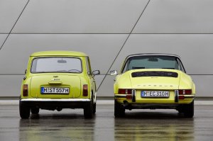 BMW-News-Blog: Forever young: Der classic Mini gratuliert dem Porsche 911 zum 50. Geburtstag