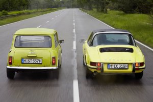 BMW-News-Blog: Forever young: Der classic Mini gratuliert dem Porsche 911 zum 50. Geburtstag