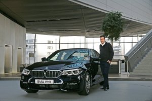 BMW-News-Blog: Erste Auslieferung der neuen BMW 5er Limousine in der BMW Welt