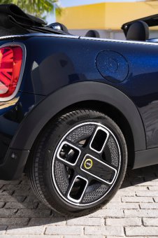 BMW-News-Blog: Premiere mit dem MINI Cooper SE Cabrio - Räder aus - BMW-Syndikat