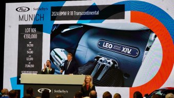 BMW-News-Blog: Versteigerung einer signierten BMW R 18 Transconti - BMW-Syndikat