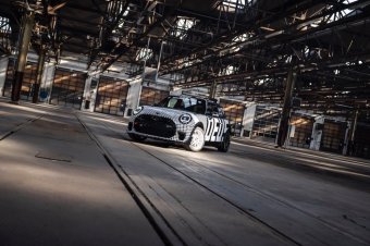 BMW-News-Blog: MINI John Cooper Works x Deus Ex Machina: Kreativitt trifft Rennsportleidenschaft