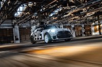 BMW-News-Blog: MINI John Cooper Works x Deus Ex Machina: Kreativitt trifft Rennsportleidenschaft