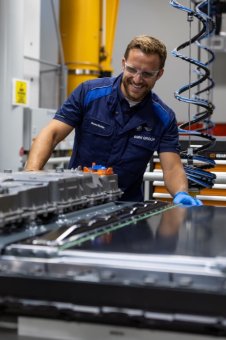 BMW-News-Blog: BMW iX5: 144-kWh-Gen6-Batterie aus dem neuen Werk Woodruff