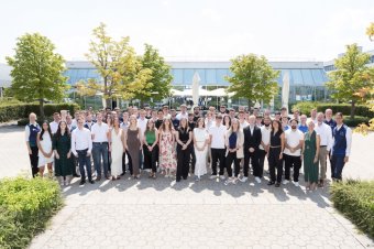 BMW-News-Blog: BMW Regensburg: 52 Nachwuchskr�fte schlie�en Ausbi - BMW-Syndikat